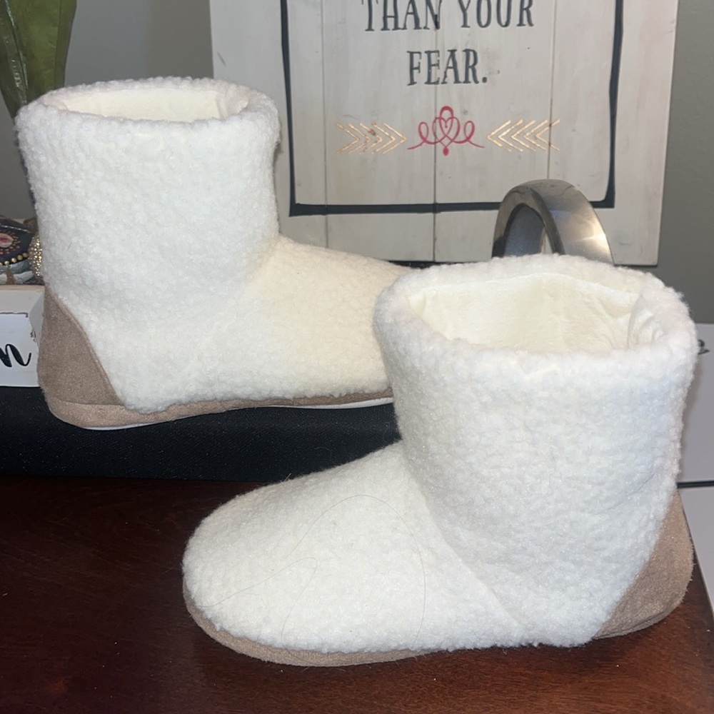 Faux Shearling Soft Slipper Boots Cozy Ivory and Tan Booties sz 5/6 EUC